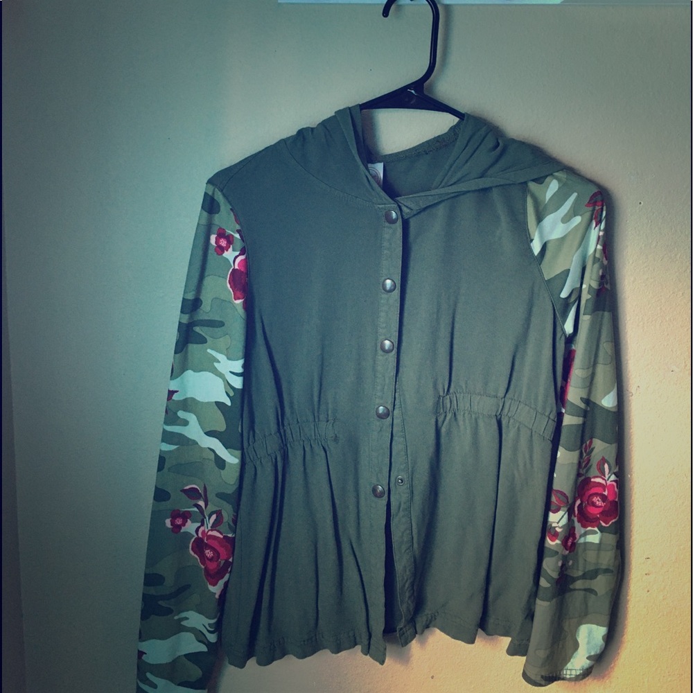 Casual light button down hooded camo&floral shirt